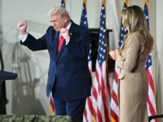 Трамп шутит о возможном месте проживания после Белого дома, одобряя решение улыбкой Мелания